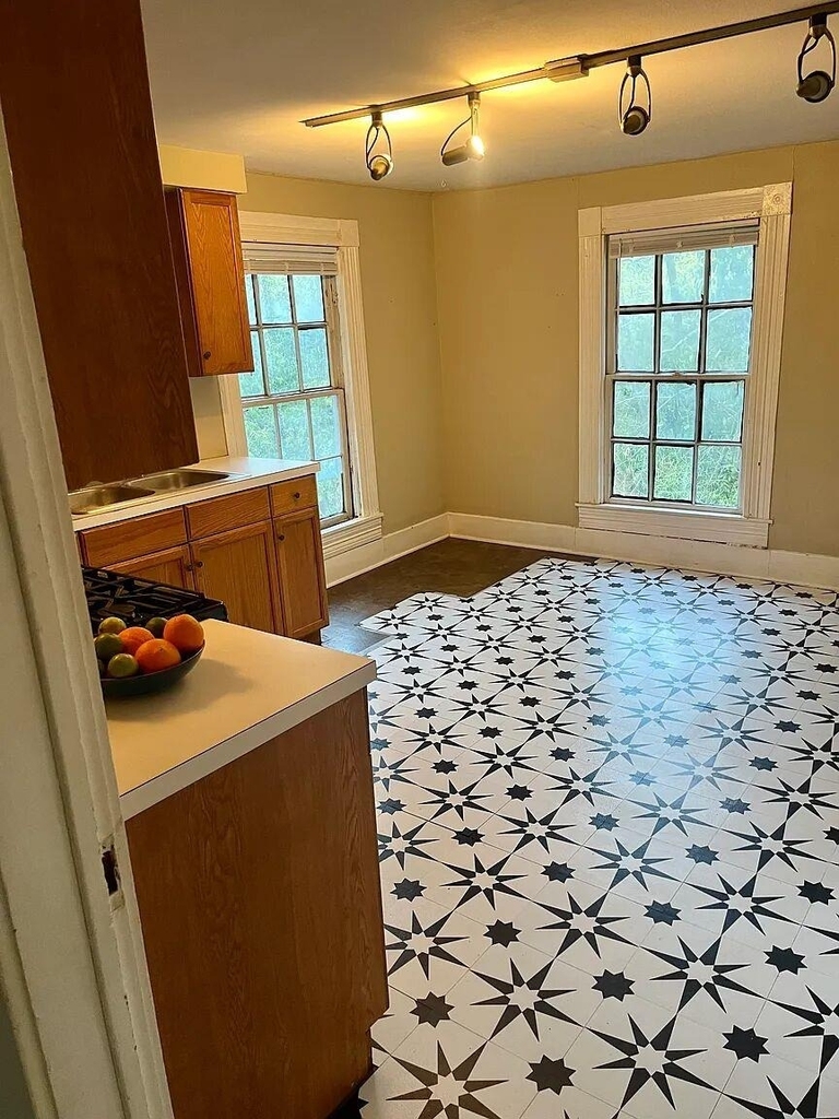 706 W 32nd St - Photo 3