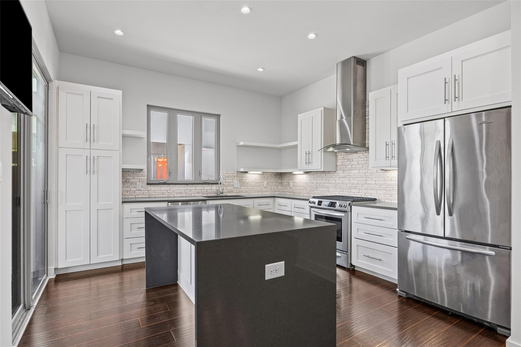 502 W 51st St - Photo 4