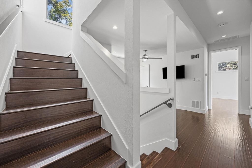 502 W 51st St - Photo 9