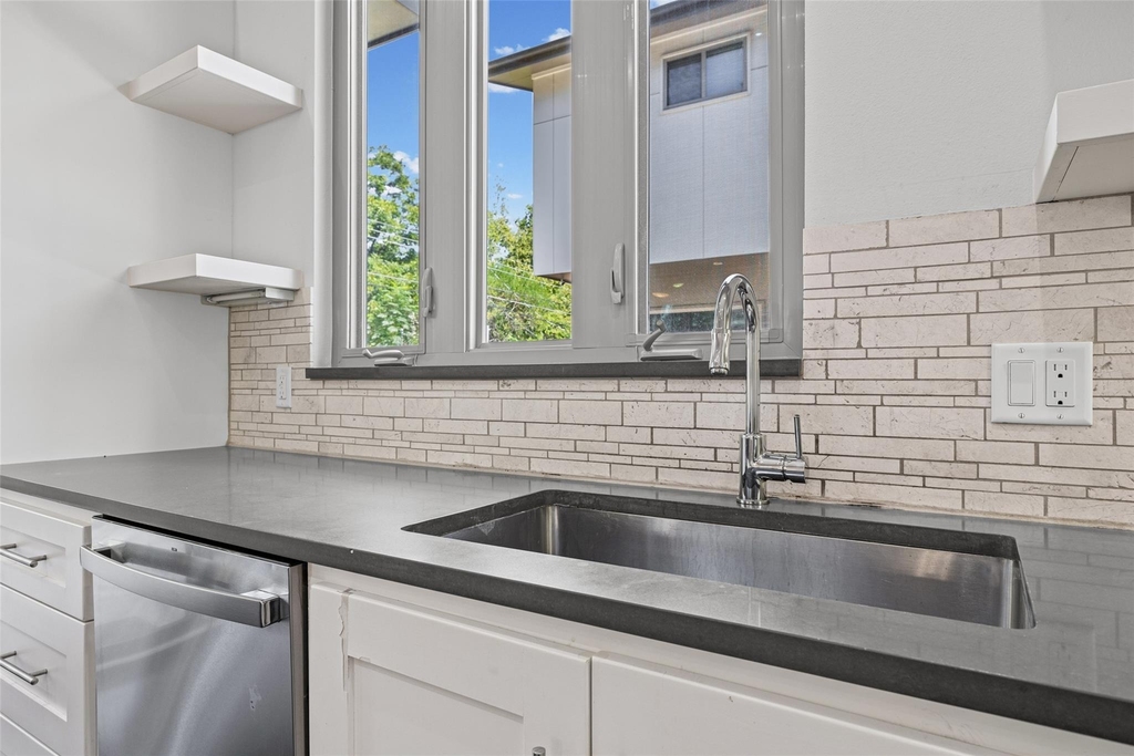502 W 51st St - Photo 6