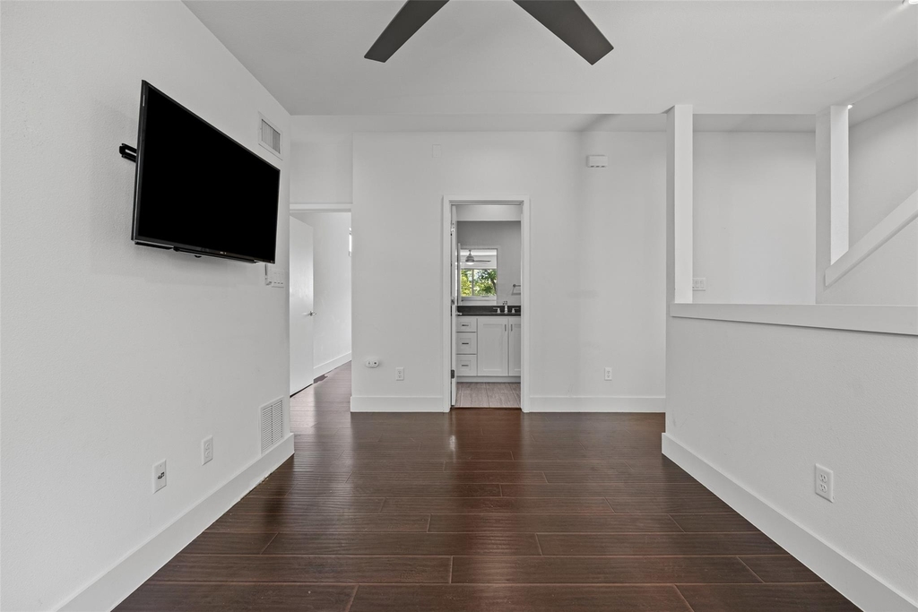 502 W 51st St - Photo 11