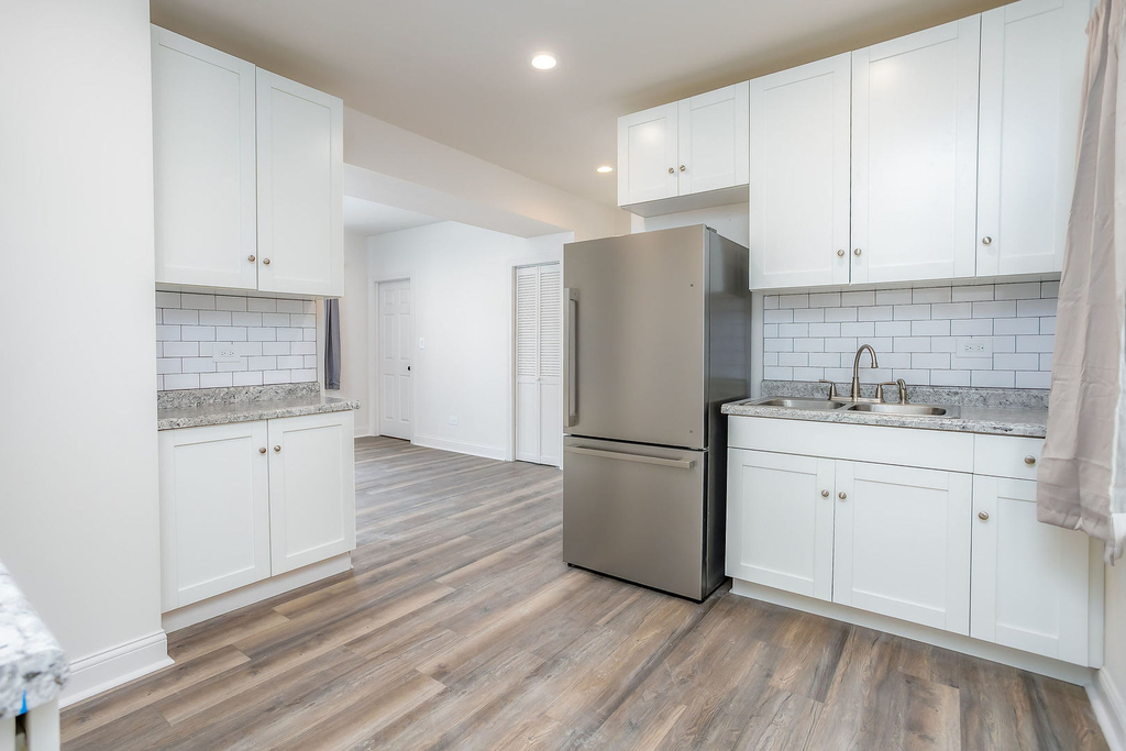 3056 S Keeler Avenue - Photo 2