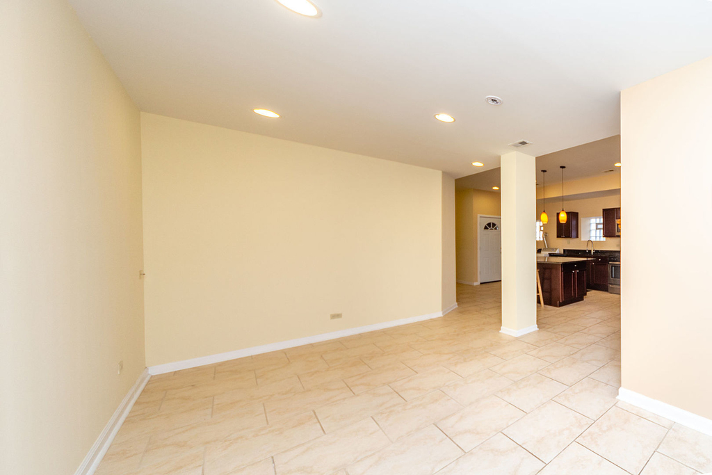 7554 N Claremont Avenue - Photo 2