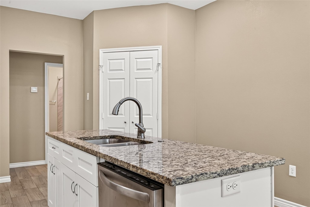 310 W Watson Street - Photo 13