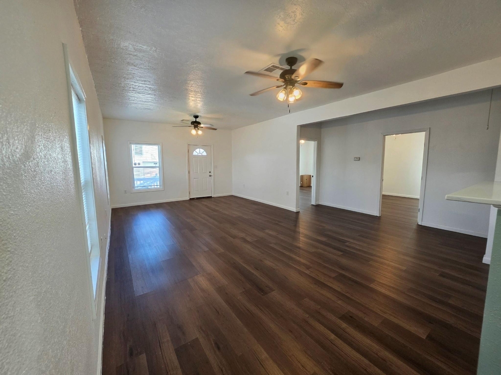 911 43rd Street - Photo 3