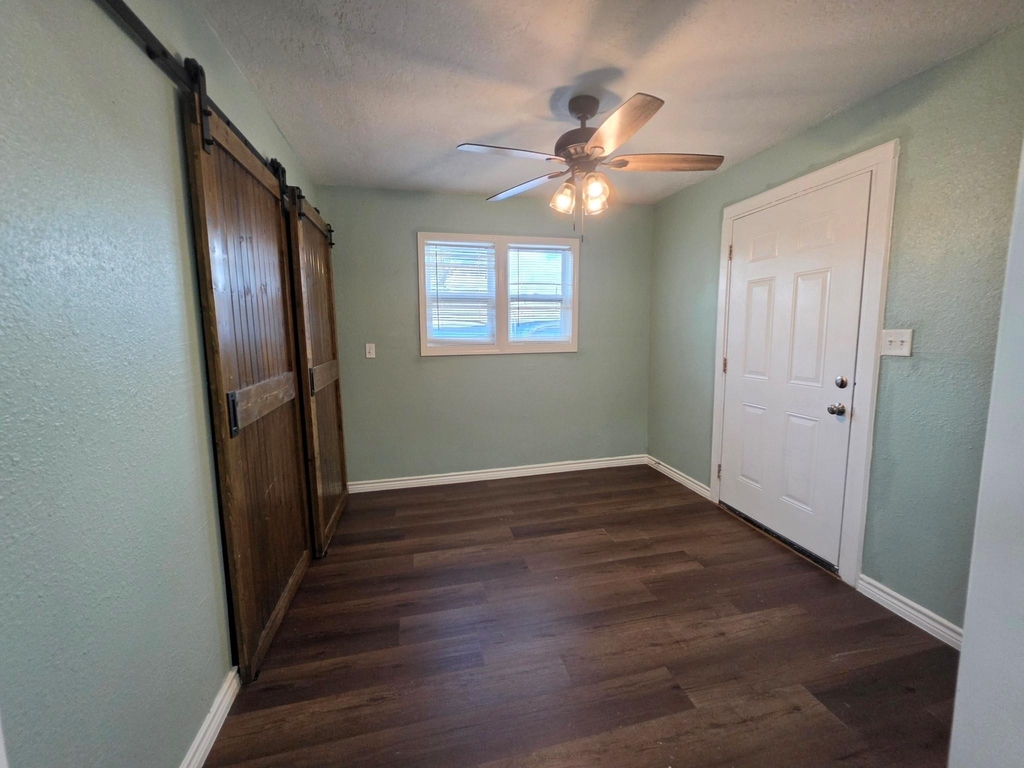 911 43rd Street - Photo 11