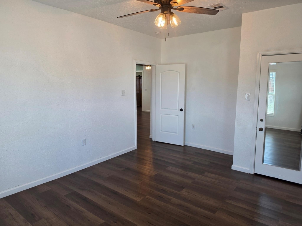 911 43rd Street - Photo 10