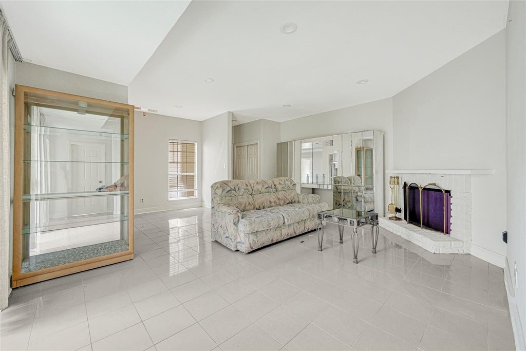 9809 Richmond Ave, Unit J-12 - Photo 4