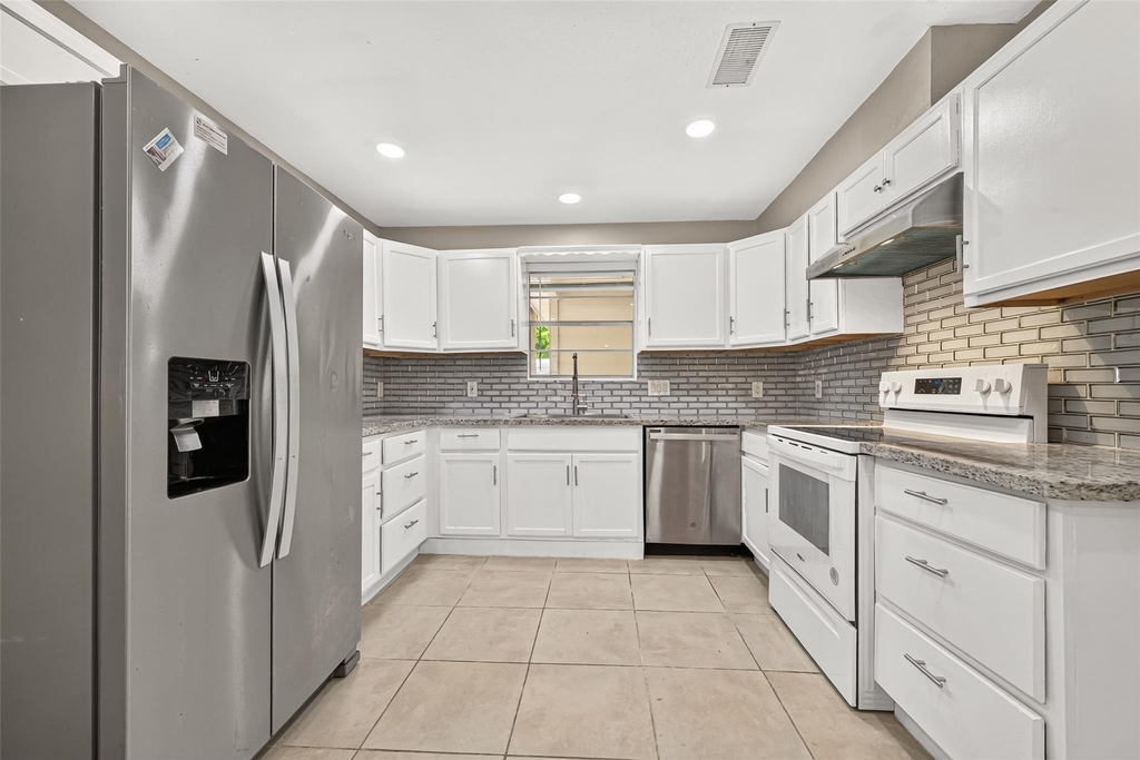 552 Roanoke Drive - Photo 6