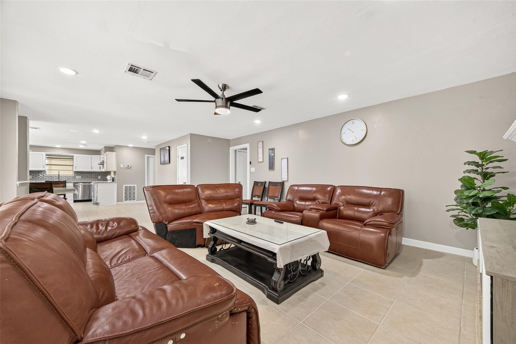 552 Roanoke Drive - Photo 3