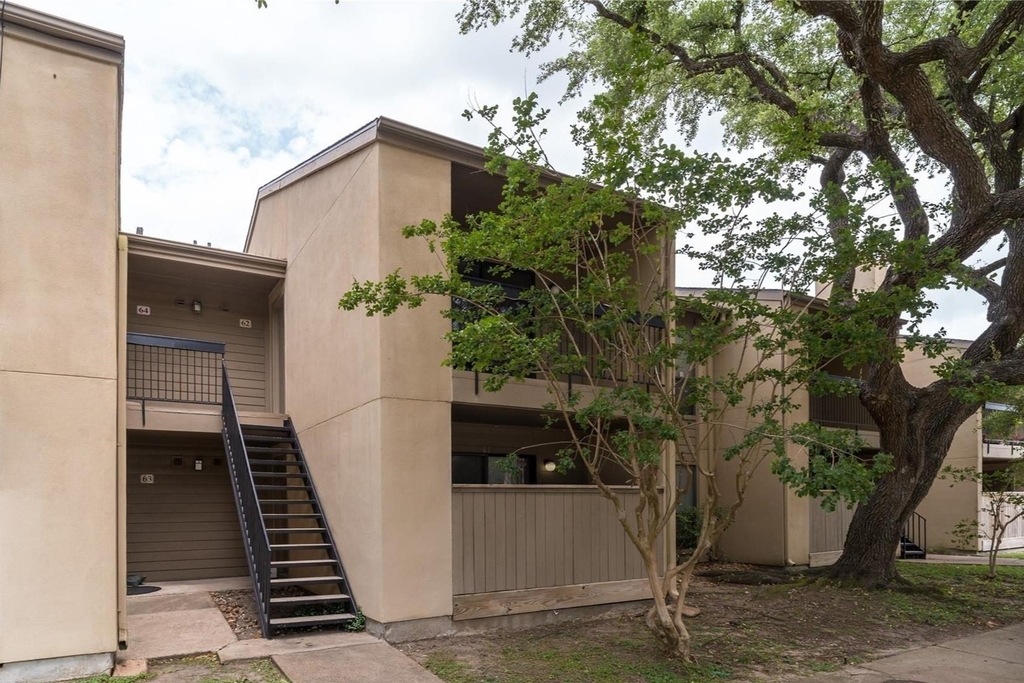 3300 Pebblebrook Drive - Photo 0