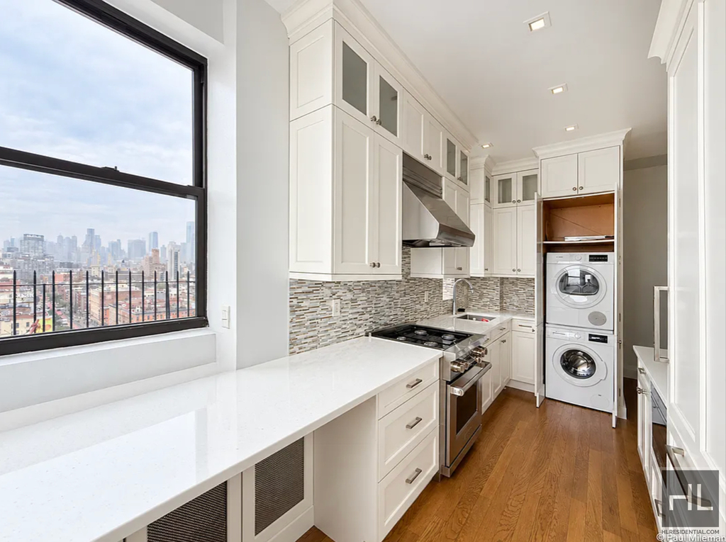 Second Avenue - Photo 2