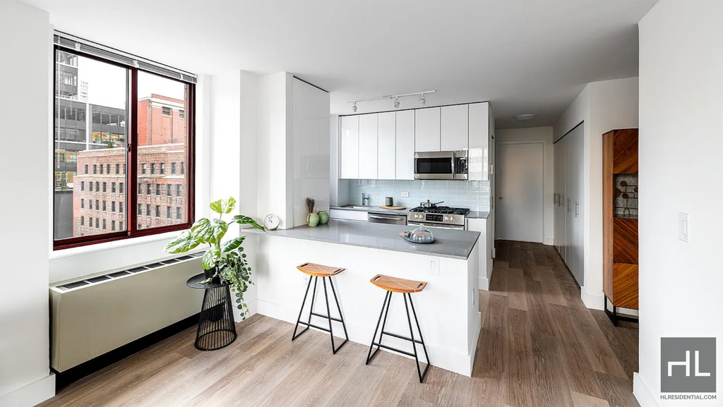 West 35th Street - Photo 4