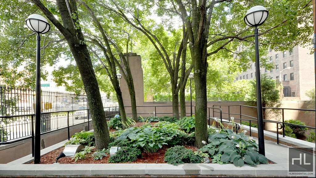 West 35th Street - Photo 9