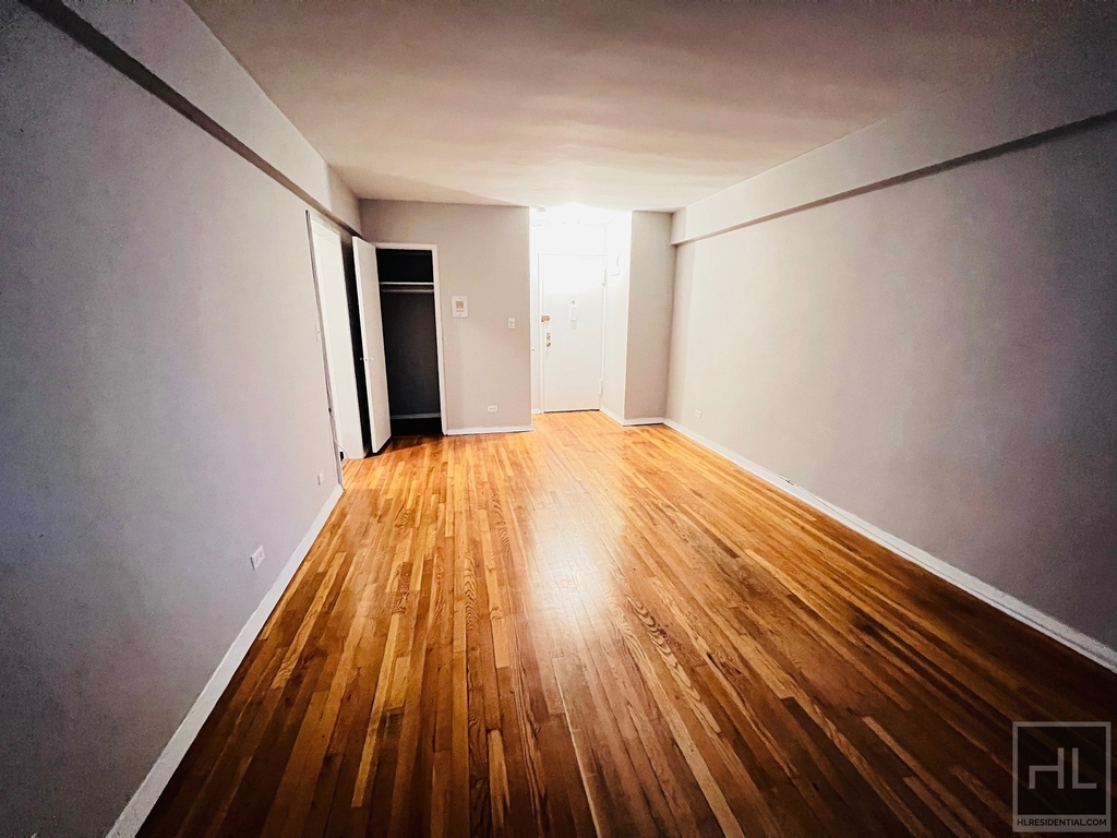 East 58 Street - Photo 1