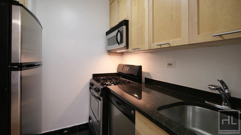 East 83rd Street - Photo 4
