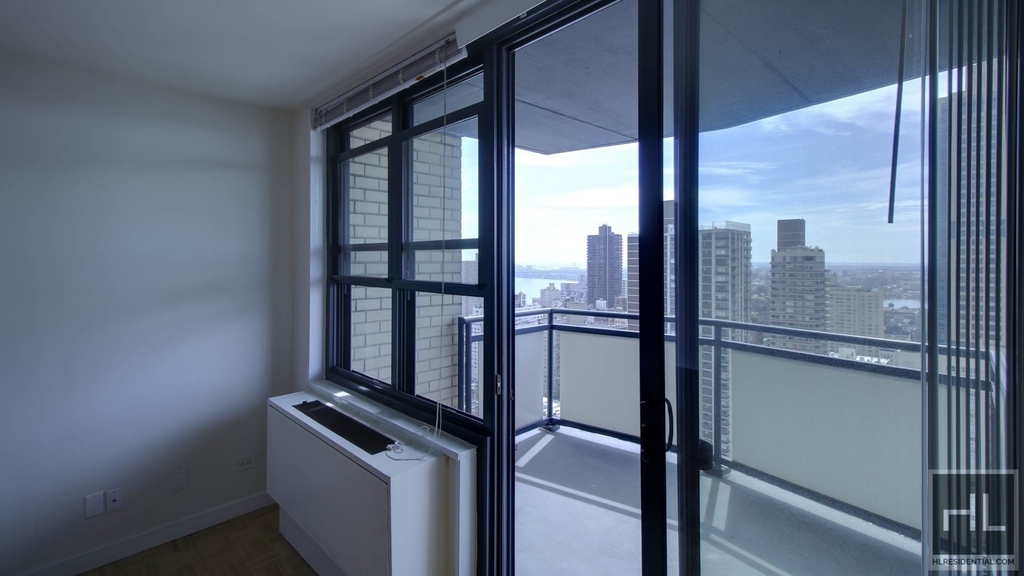 East 83rd Street - Photo 15
