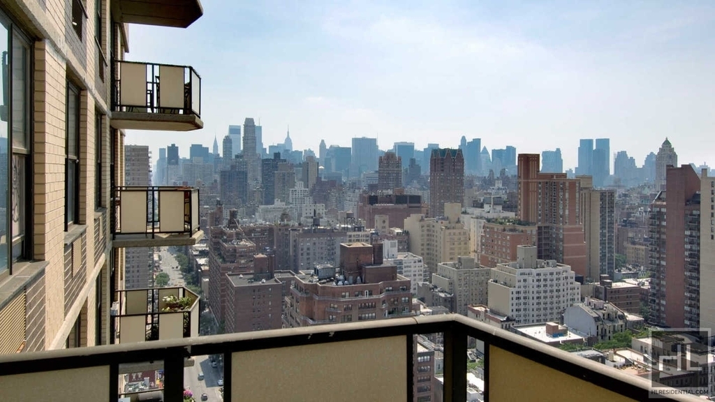 East 83rd Street - Photo 7
