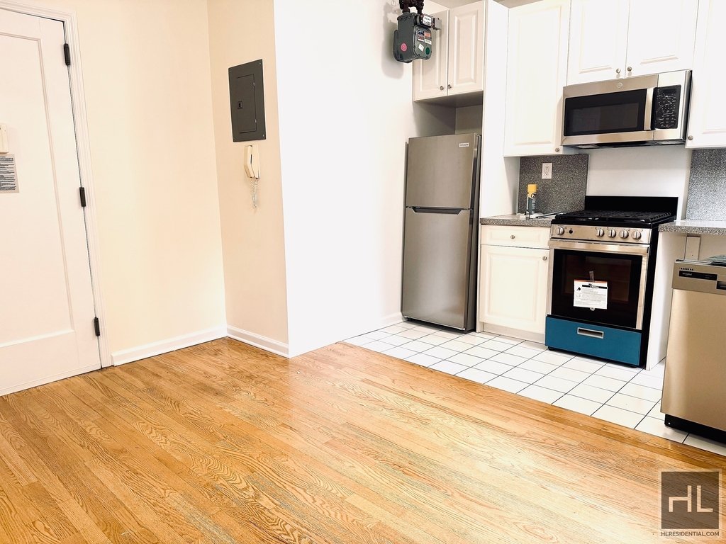 West 45 Street - Photo 3