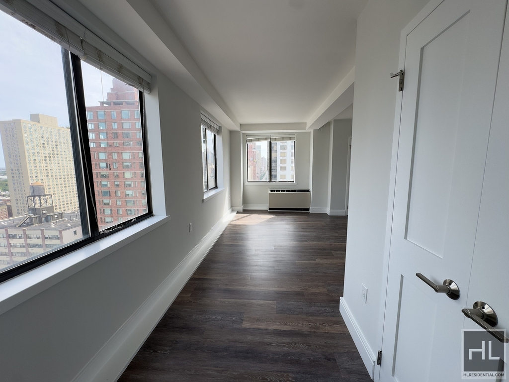East 91st Street - Photo 3