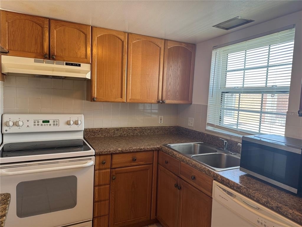 8542 10th Street N - Photo 1