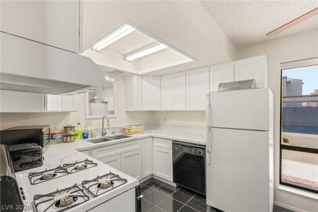 5171 Caliente Street - Photo 6