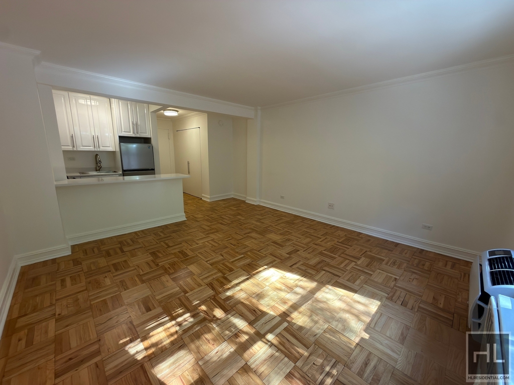 West 16 Street - Photo 1