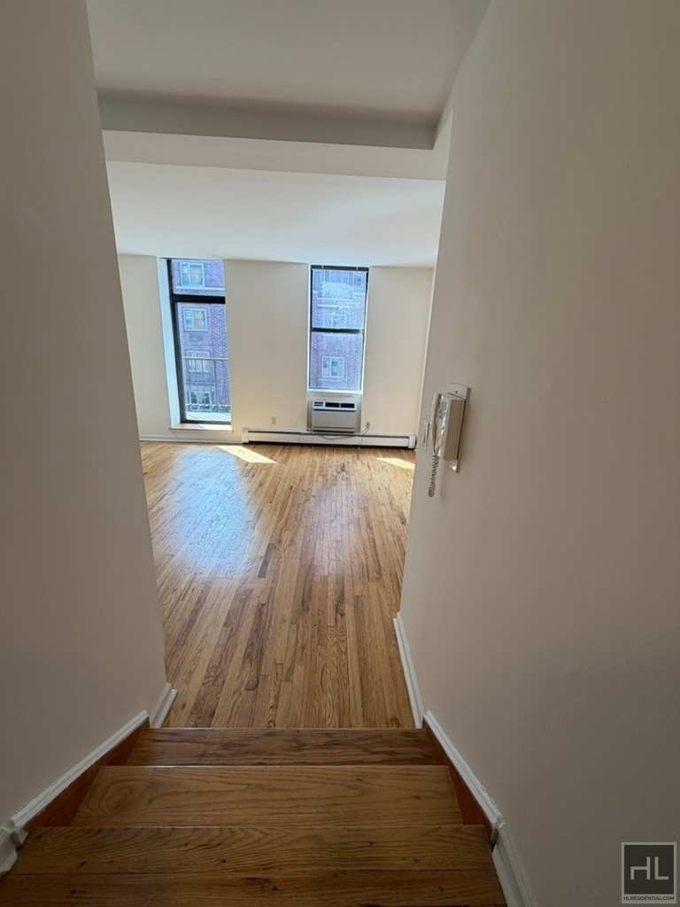 East 12th Street - Photo 4