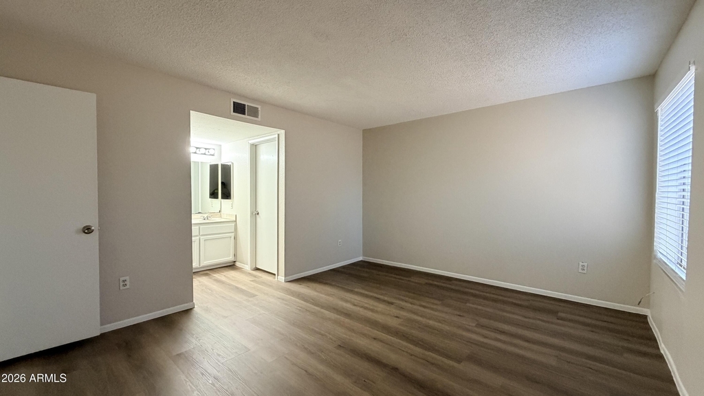 1927 E Hampton Avenue - Photo 3