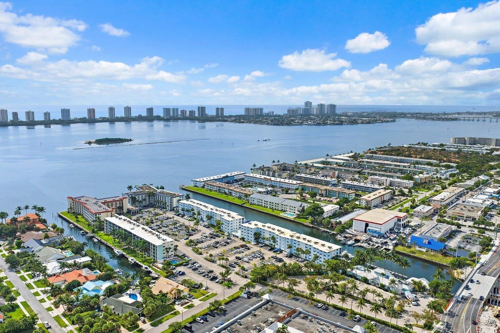 100 Paradise Harbour Boulevard - Photo 0