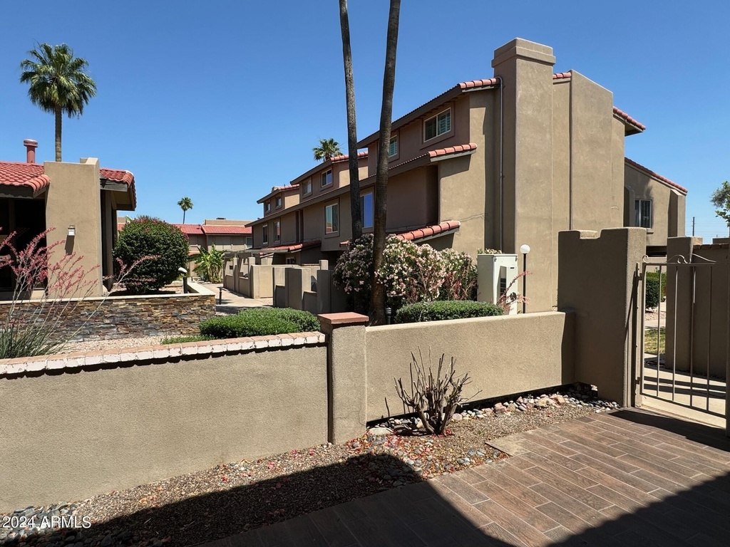 5611 N 79th Street - Photo 2