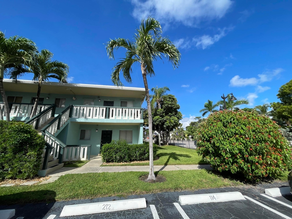 306 E Ocean Avenue - Photo 2