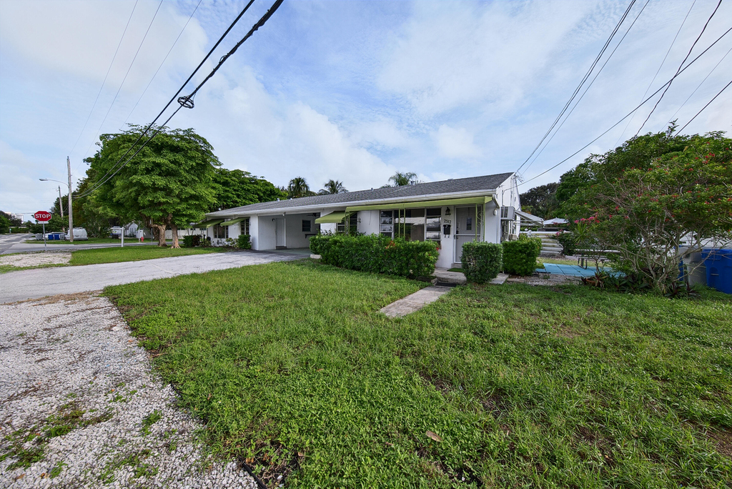 2312 Ne 4th Street - Photo 1