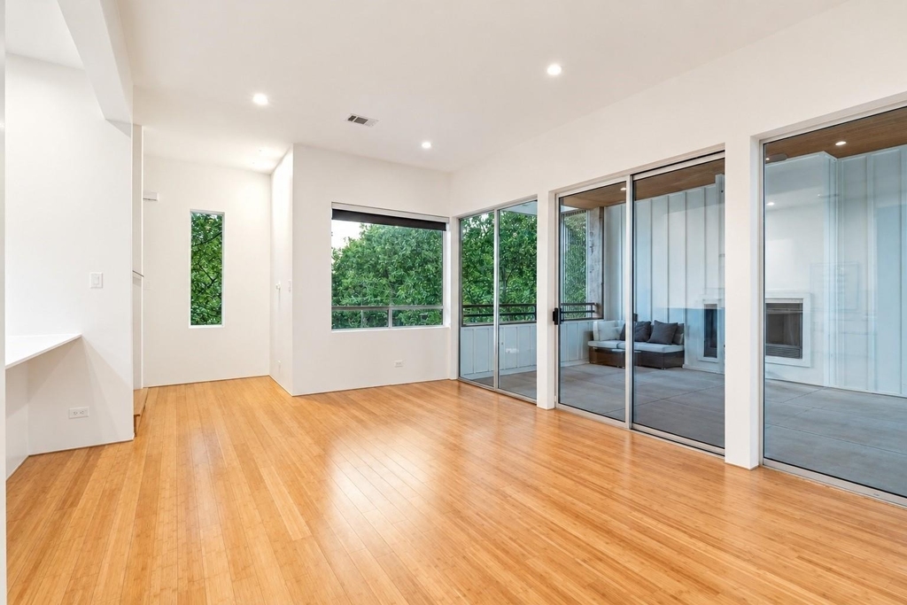 4401 Roseland Avenue - Photo 2