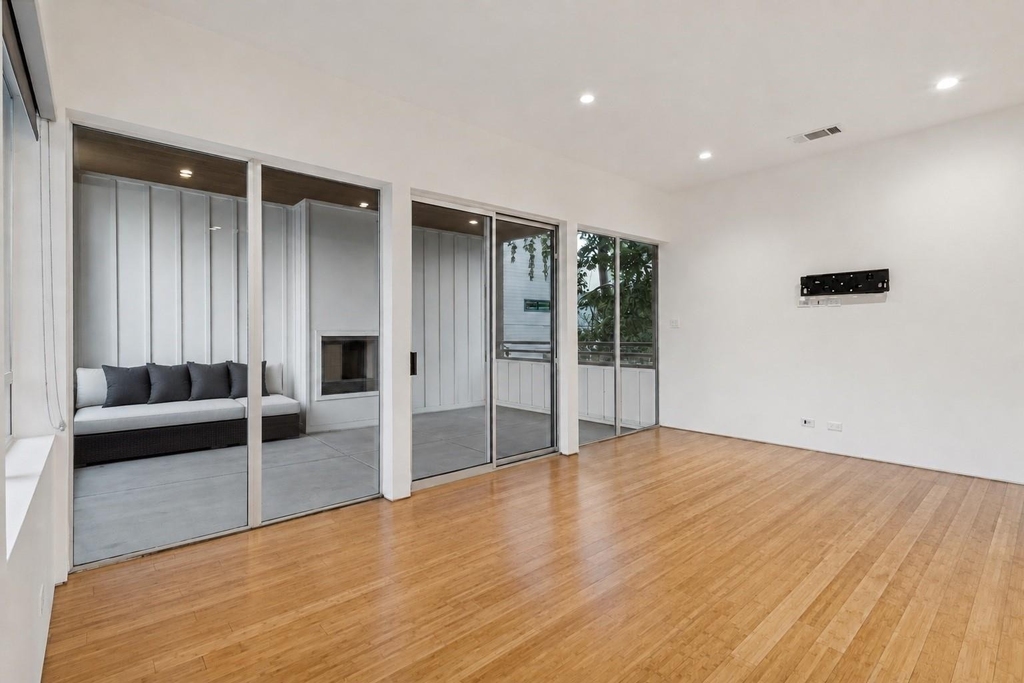 4401 Roseland Avenue - Photo 3