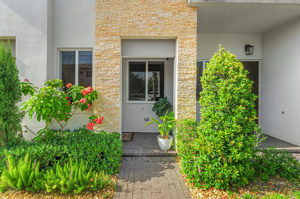 610 Pioneer Way - Photo 2