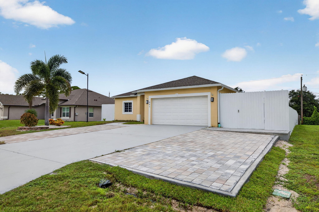431 Sw Molloy Street - Photo 1