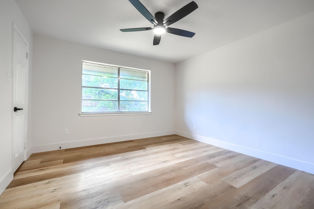 4049 Alicante Avenue - Photo 14
