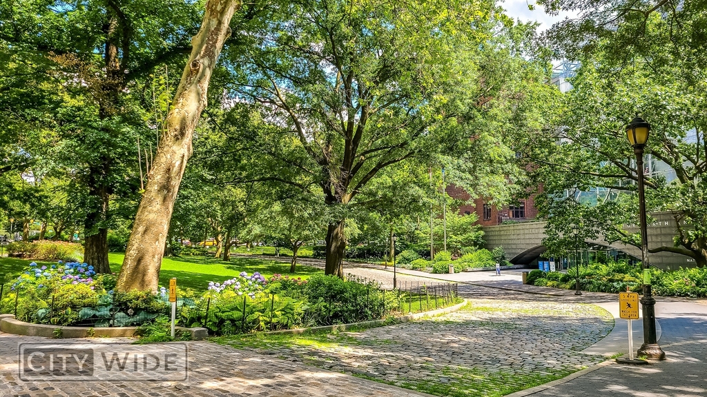 405 West 50th Street - Photo 2