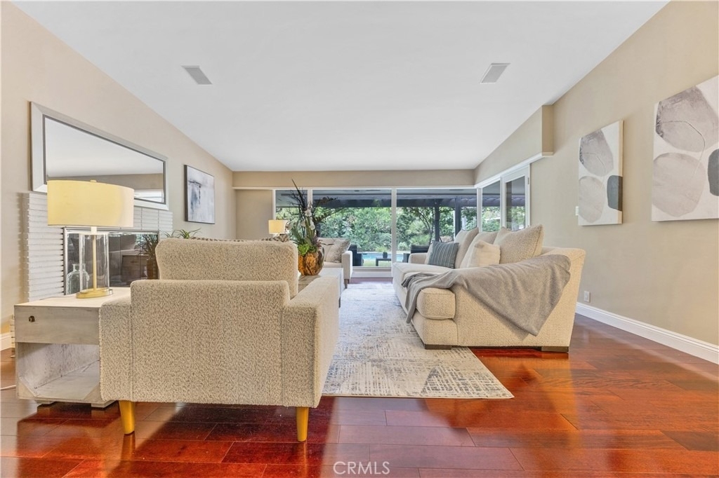 1439 Wembley Road - Photo 2