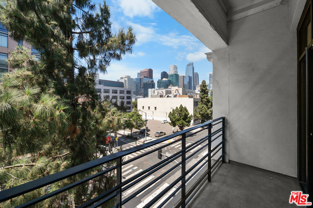 330 W 11th Street - Photo 5