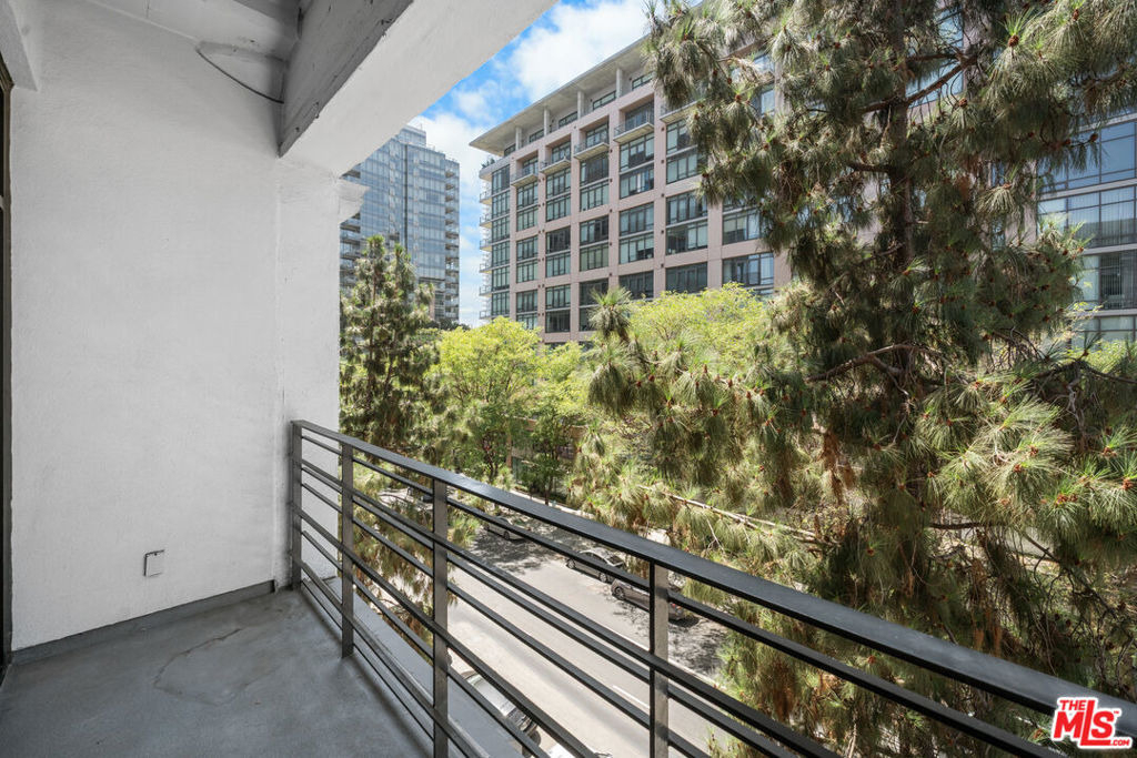 330 W 11th Street - Photo 4