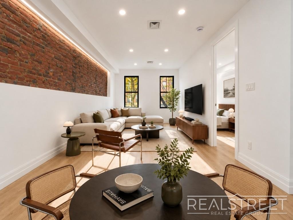 95 Ralph Avenue - Photo 0
