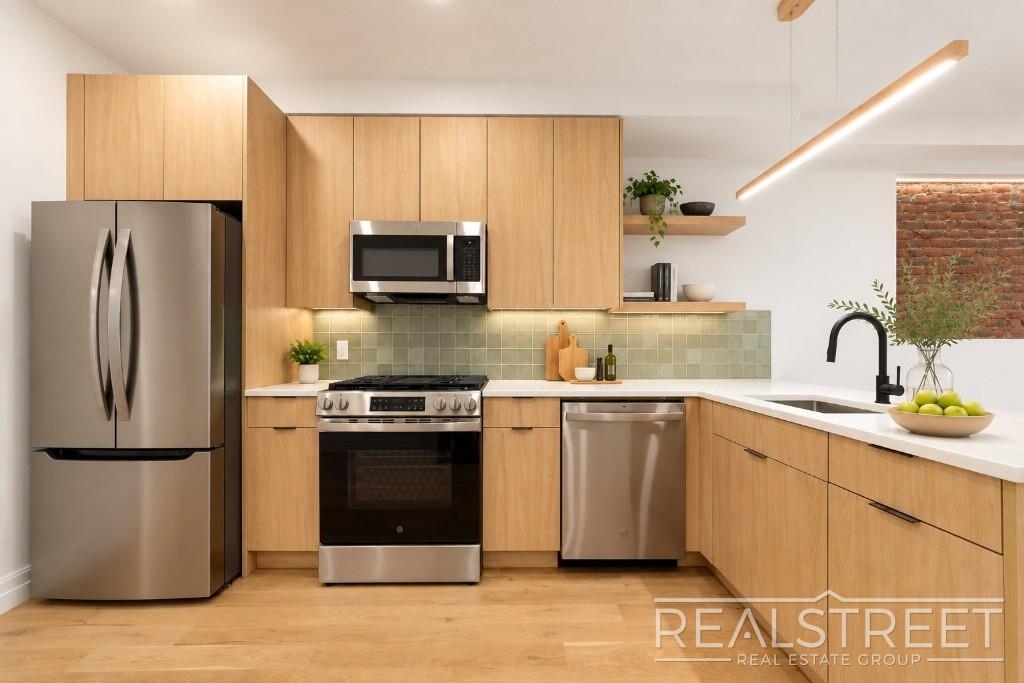 95 Ralph Avenue - Photo 2