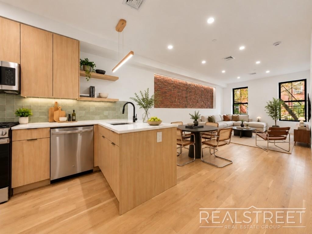 95 Ralph Avenue - Photo 3