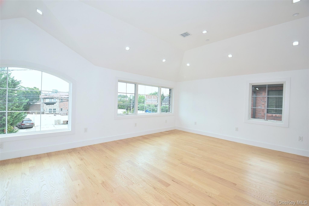 38-36 215st - Photo 1