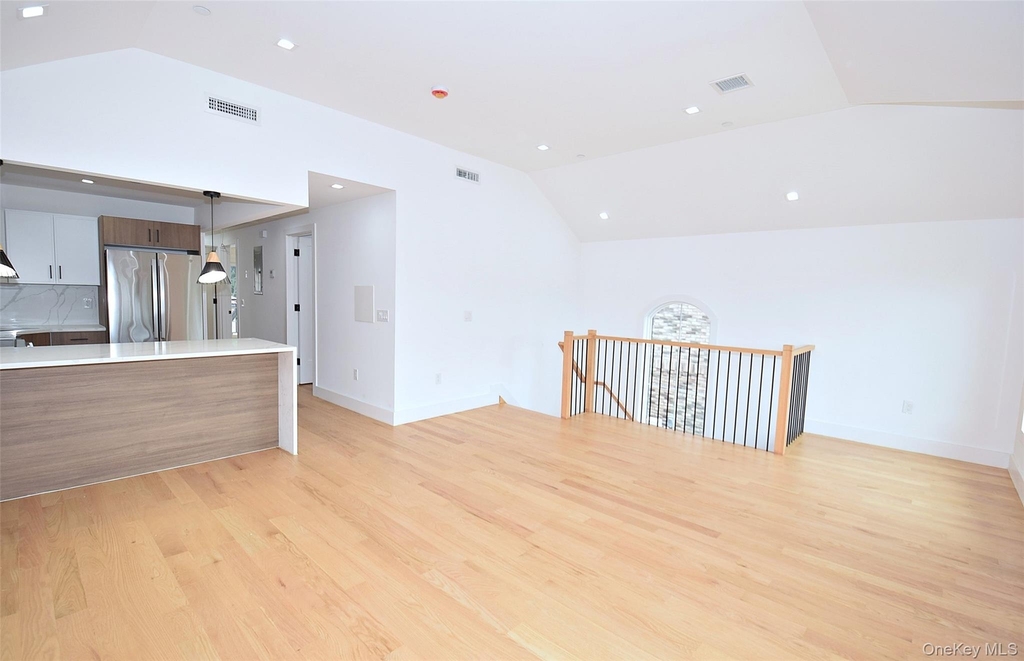 38-36 215st - Photo 4