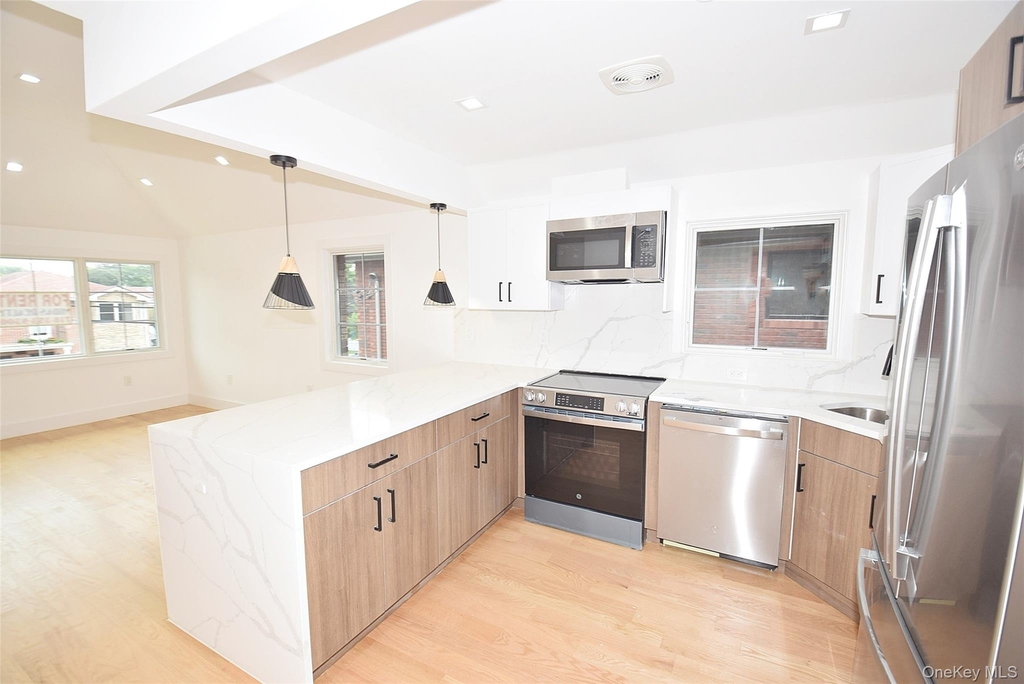 38-36 215st - Photo 6