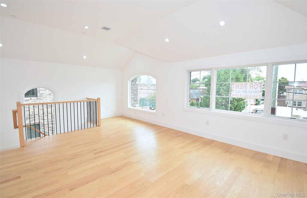 38-36 215st - Photo 2