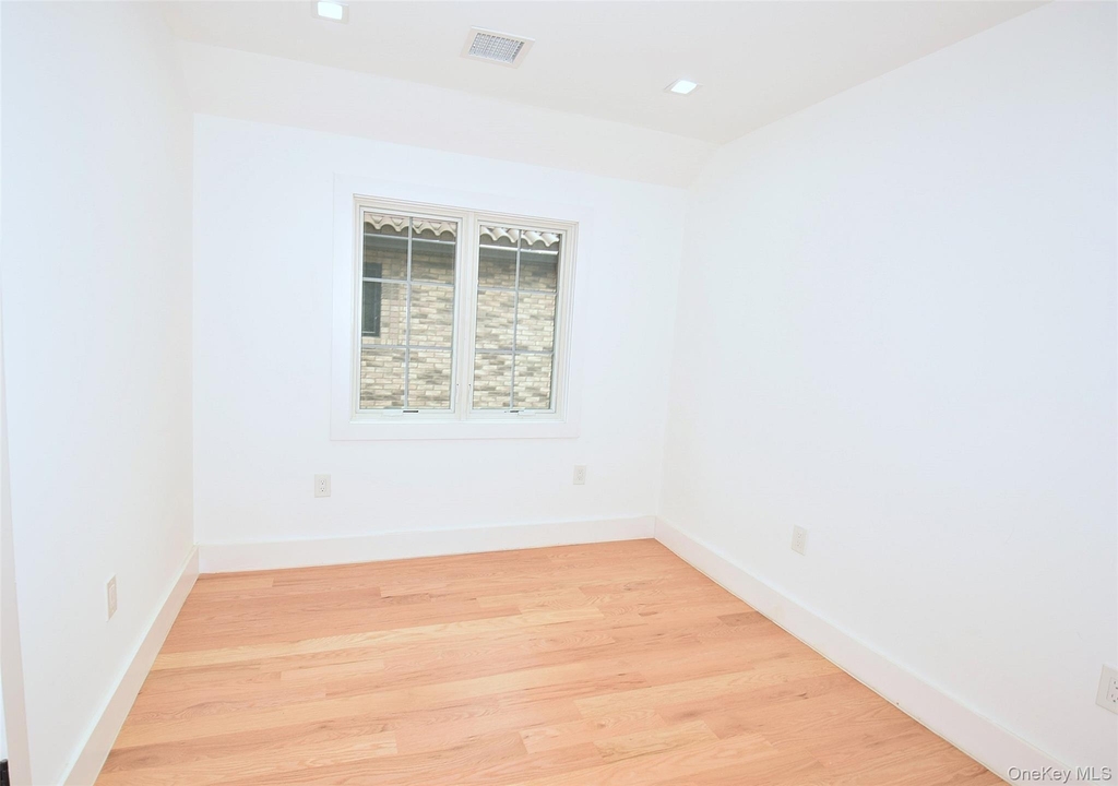 38-36 215st - Photo 8